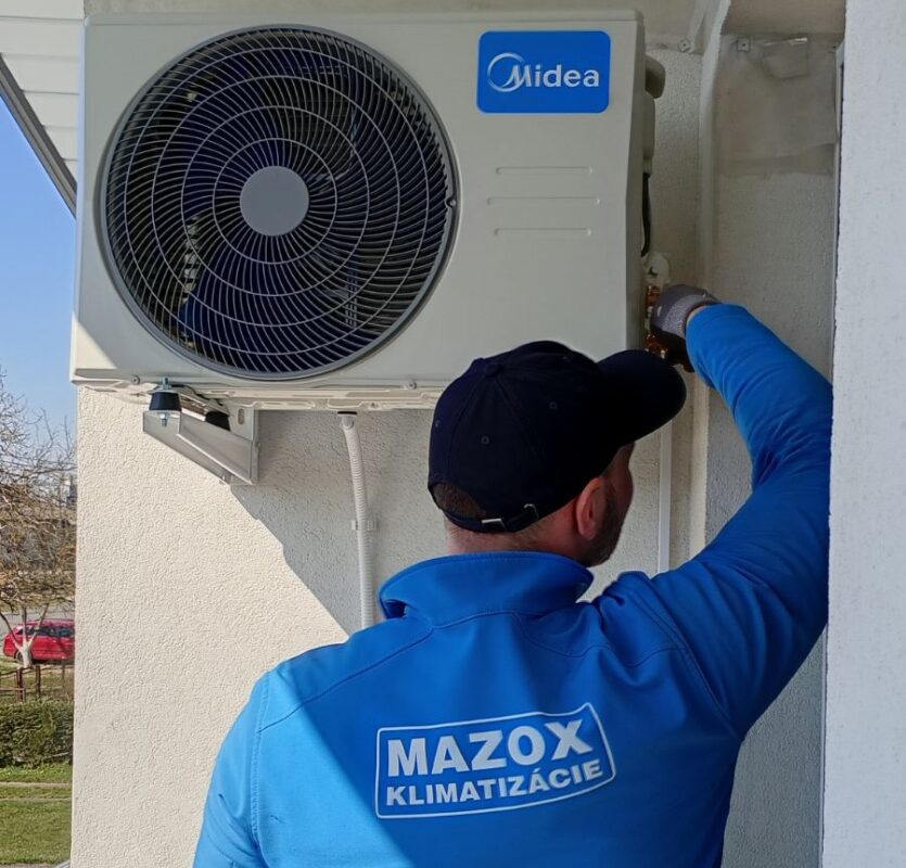 Servis klimatizácie MAZOX – technik kontroluje umiestnenie vnútornej jednotky klimatizácie